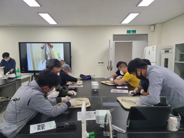 강릉원주대학교 해양과학교육원에서 오징어 해부 실습
