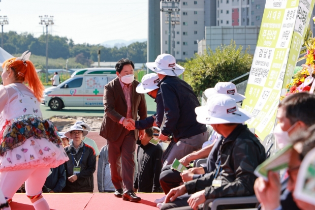 제10회 남양주시장배 기업체 한마음 족구대회’에 참석한 주광덕 남양주시장