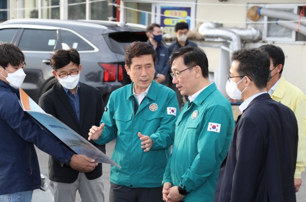 (파란색 복장 왼쪽부터) 이강덕 시장이 어명소 국토교통부 차관에 영일만대교 건설의 필요성을  설명하고 있다.