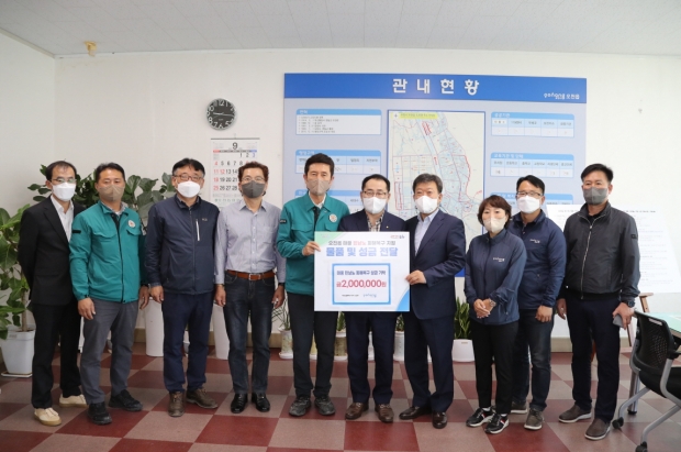 재포울릉향우회 성금 전달: 좌측에서 다섯 번째부터 이강덕 포항시장, 방재원 울릉향우회장, 남한권 울릉군수