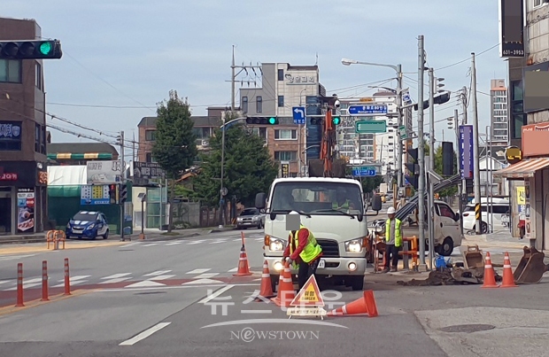 충남경찰청이 최근 들어 도로·화단 공사 중 안전조치 미흡으로 인해 교통사고가 꾸준히 발생하여 오는 10월 1일부터 1개월간 도로공사 중 작업자 안전 확보에 대한 일제점검에 나선다.