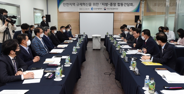 유정복 인천광역시장이 28일 남동구 (주)셀리턴에서 열린 '인천지역 규제혁신을 위한 지방-중앙 합동 간담회'에서 인사말을 하고 있다