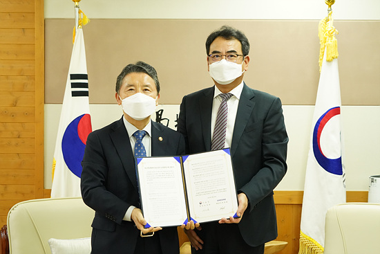 산림청과 삼성 전자는 산림통한 기후위기 공동 협약을 맺었다(사진=산림청)