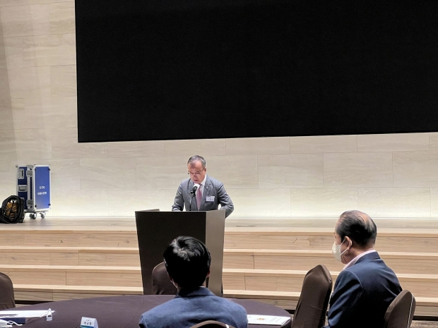 ▲민주평화통일자문회의 대구남구協-전남진도協 39주년 자매결연 합동정례회가 전남 진도군 솔비치 그랜드 볼룸에서 양측 평통위원 및 관계자 90여명이 참석한 가운데 자매도시 형제의 정을 나누는 뜻 깊은 시간 대구남구 민주평통 구용호 회장의 인사말 모습이다.