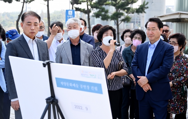 유정복 인천광역시장이 29일 계양구 장기동 경인아라뱃길 황어동상 앞에서 주민들과 경인아라뱃길 수변관광지 조성 등 계양구 현안사업에 대해 논의하고 있다.