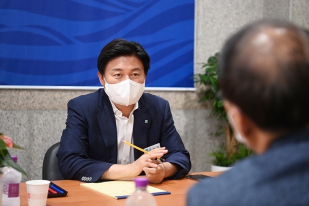 매주 월요일에는 ‘시장 민원 상담의 날’을 운영, 시민의 애로사항을 경청하고 있는 조용익 시장.
