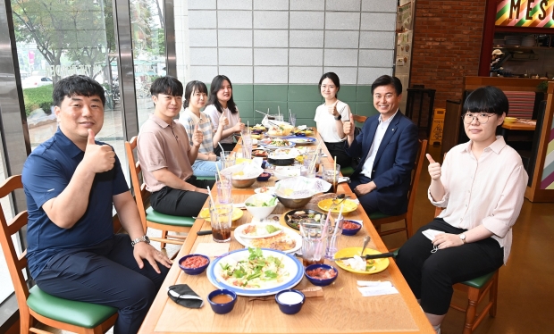 조용익 부천시장이 MZ세대 공무원들과 멕시코음식점에서 오찬을 즐기고 있다