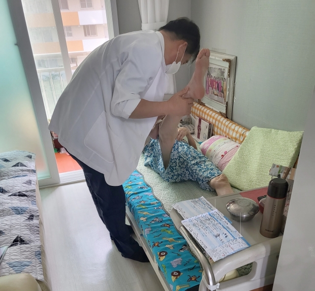 재택의료센터 의료진이 거동이 불편한 어르신 댁을 방문해 건강상태를 체크하고 있다.