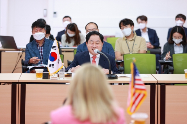 미국 브레아시 대표단을 환영하고 있는 주광덕 남양주시장