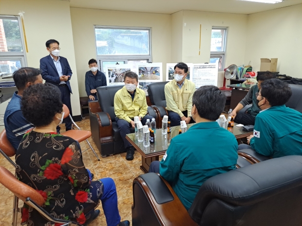 오천시장번영회 사무실에서 중소벤처기업부 차관에게 안병한 오천시장 번영회 회장이 소상공인 등의 애로사항 건의 하는 모습(노란색옷 중 왼쪽 백운만 대구경북지방중소벤처기업청장, 오른쪽 조주현 중소벤처기업부 차관)