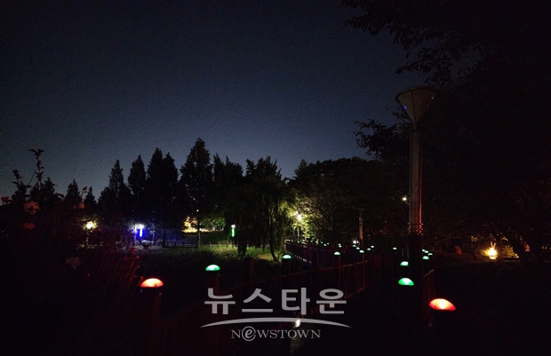 신정호공원 주변에 설치되어 있는 LED가로등이 수십 년 넘도록 청소와 관리가 안 되어 고장난 가로등만 수십 개가 된다. 교체가 시급한 상태이다.
