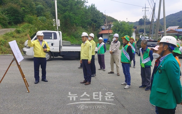 이종필 청양부군수가 지난 10월 6일 청양군 목면 송암리에 있는 재해위험지구를 방문해 안전관리 실태를 점검했다. 이 부군수는 이날 관계기관, 민간전문가와 함께 위해요소 관리실태를 세심하게 살피고 드론 송출 영상을 활용해 육안으로 확인하기 어려운 취약 지역까지 면밀하게 점검했다.