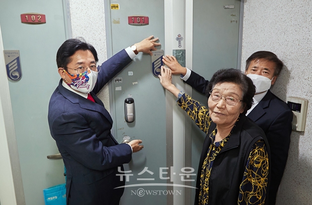 박경귀 아산시장이 지난 10월 11일 김대훈 충남동부보훈지청장과 함께 6·25 전쟁에 참전해 화랑무공훈장을 받은 고(故) 이상노 대위의 배우자 임영호씨 자택을 방문해 ‘독립유공자의 집’ 명패를 부착했다.