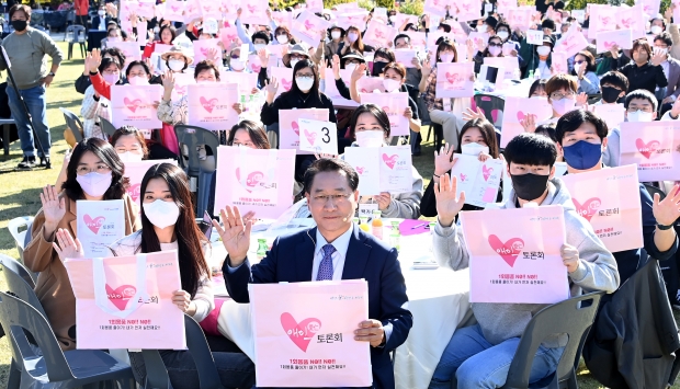 유정복 인천광역시장이 12일 인천애뜰에서 열린 '제6회 애인(愛仁)토론회'에서 시민들과 1회용품 줄이기 캠페인을 하고 있다.