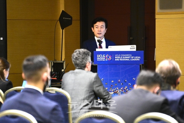 UCLG 세계총회에서 진주시 문화정책 성과를 발표하는 조규일 진주시장