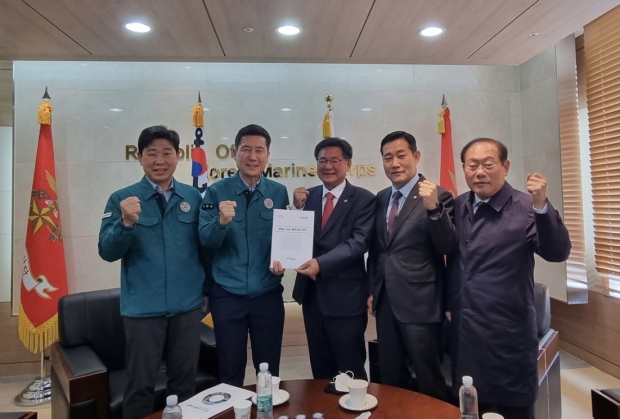 좌측부터 박용선 경북도의회 부의장, 이강덕 포항시장, 이헌승 국방위원장, 신원식 위원, 임병헌 위원
