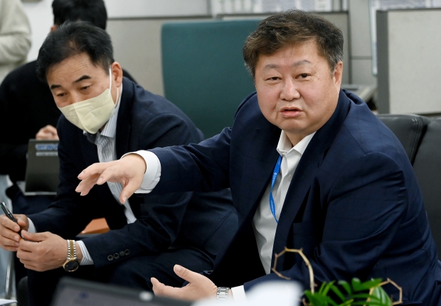 윤현모 해양항공국장이 19일 시청 기자실에서 해양항공국 소관 현안과 관련해 기자간담회를 하고 있다.