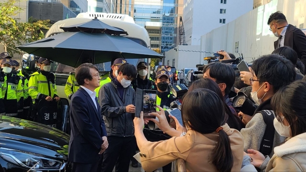 19일 오흐 3시경 여의도 민주당사에 중앙지검 반부패수사 호승진 검사 등 8명이 압수수색 나오자 김의겸, 김남국, 조정식 의원 등이 대치 (출처:남영희 민주연구원 부원장)