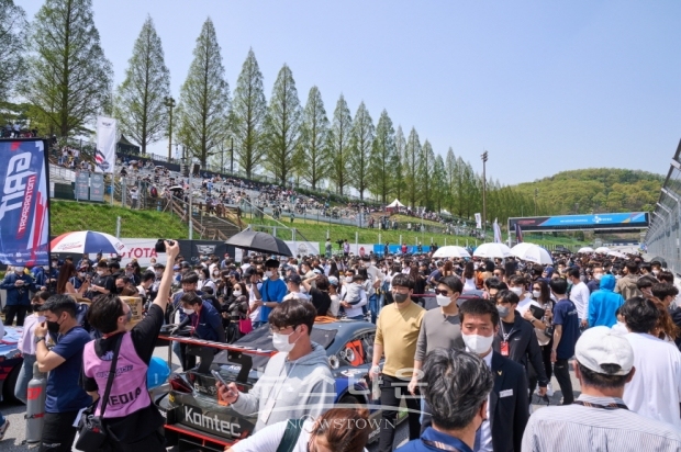 용인 에버랜드 스피드웨이에서 열린 개막전에서 피트,그리드워크 이벤트 시간에 모여든 관람객들