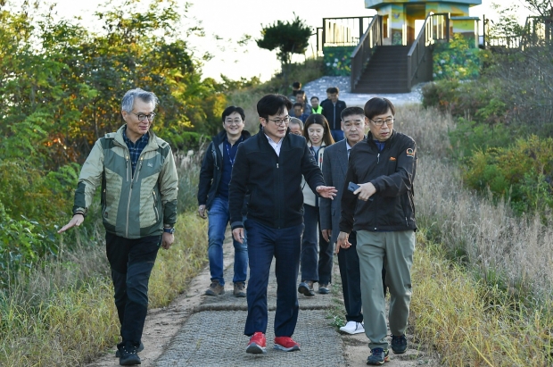 김병수 김포시장이 19일 대곶면 소재 승마산을 방문, 공원녹지과에서 조성 완료한 승마산 억새숲길 현장 행정을 실시했다.