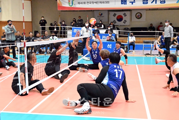 충청남도장애인체육회가 ‘제42회 전국장애인체육대회’ 종목인 좌식배구 남자부 종목에서 8연패를 달성하면서 대회 우승을 차지했다.