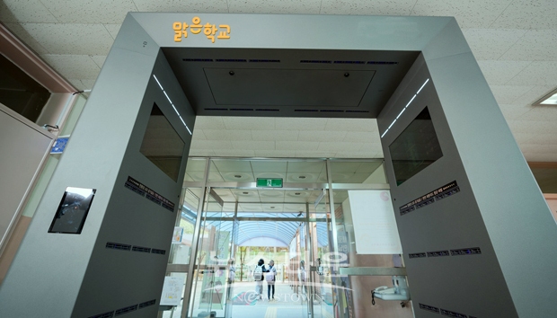 1차년도 캠페인을 통해 지난 3월 에어샤워 공기정화장치를 지원받은 서울 동작구 보라매초등학교 모습