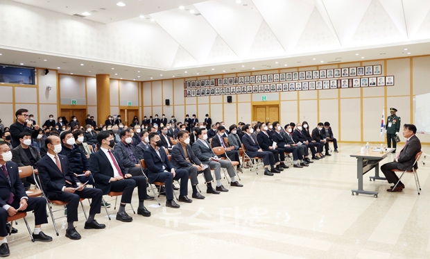 김영환 충북지사가 10월 25일 충주시민 250여 명이 참석한 가운데 민선8기 도정운영방향을 설명하고 시민들의 다양한 목소리를 듣는 소통의 시간을 가졌다.