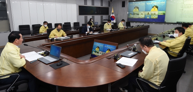 유정복 인천광역시장이 30일 시청 재난상황실에서 서울 용산 이태원로 핼로윈데이 압사사고 관련 긴급 회의를 주재하고 있다.