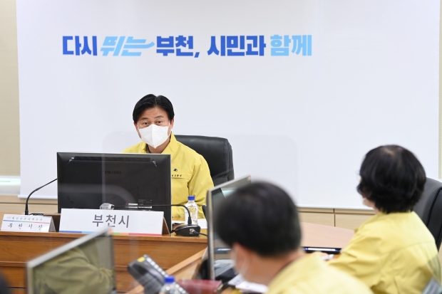 조용익 부천시장이 30일 오후 2시 부천시 재난안전대책본부에서 이번 참사와 관련해 긴급회의를 주재하고 있다.