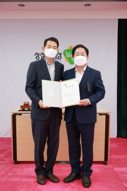 새로 선출된 이명우 지방재정계획 및 지방보조금 심의위원회 위원장(왼쪽)과 주광덕 남양주시장(오른쪽).