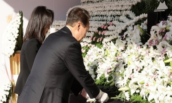 합동분향소에서 참배하는 윤석열 대통령 부부