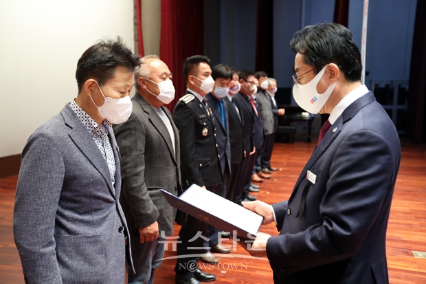 김동회 호서대학교 기술경영대학원 초빙교수가 범시민추진단 상임단장으로 위촉되었으며, 공동단장으로는 지영섭 이통장협의회장, 이현상 주민자치연합회장 등 10명의 사회단체장이 위촉됐다.