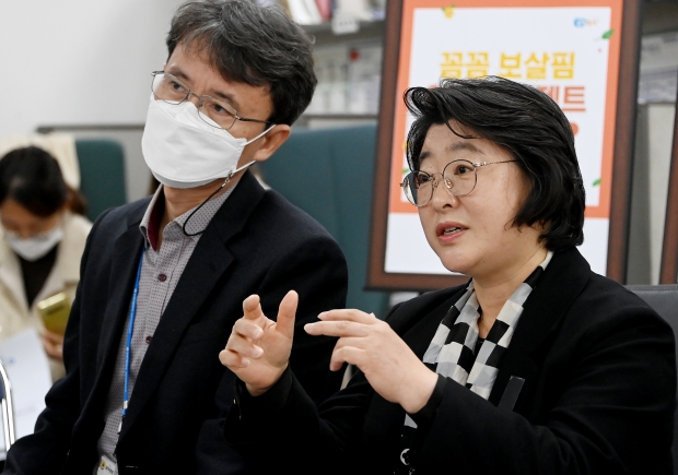 박명숙 여성가족국장이 2일 시청 기자실에서 여성가족국 소관 현안과 관련해 기자간담회를 하고 있다.