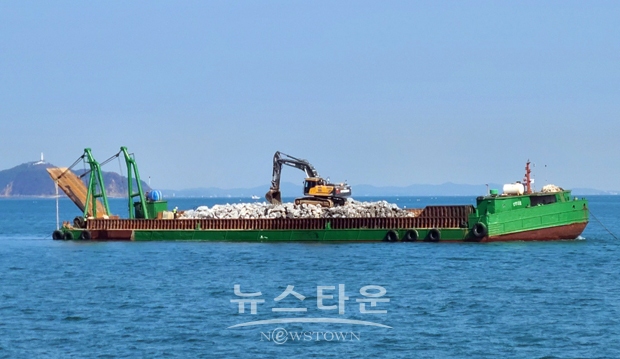 해삼 산란과 서식 환경 조성(자연석 투석)