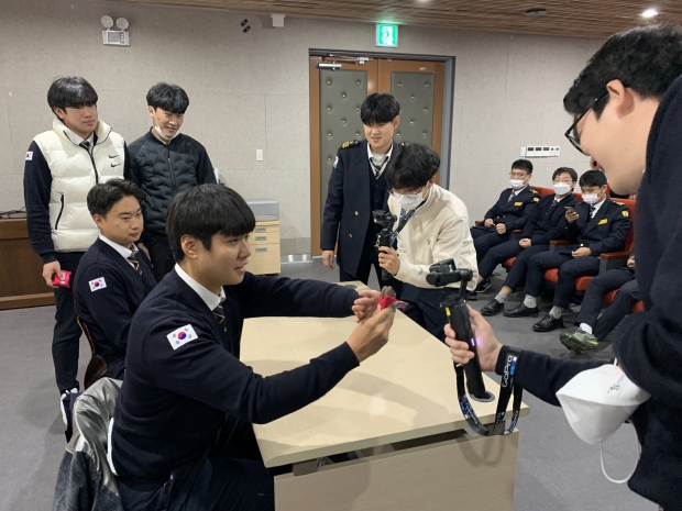 (재)경주스마트미디어센터가 지난달 지역 초·중·고 학생들을 대상으로 한 실감미디어 분야 진로 체험교육을 운영하고 있다.