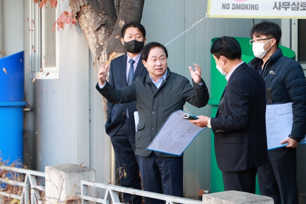 관계 공무원들과 현장을 둘러보고 있는 주광덕 남양주시