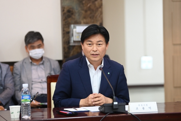 조용익 부천시장이 회의석상에서 발언을 하고 있다.