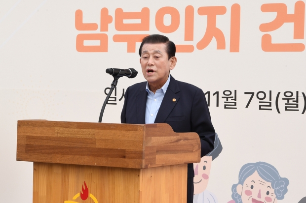 유천호 강화군수가 축사를 하고 있다.