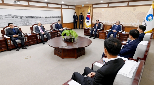 유정복 인천광역시장이 8일 시청 접견실에서 인천광역시 외교·안보자문단 위촉에 앞서 환담을 나누고 있다.