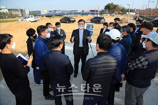 창원시는 용원체육공원 조성사업 현장을 점검했다(사진=창원시)