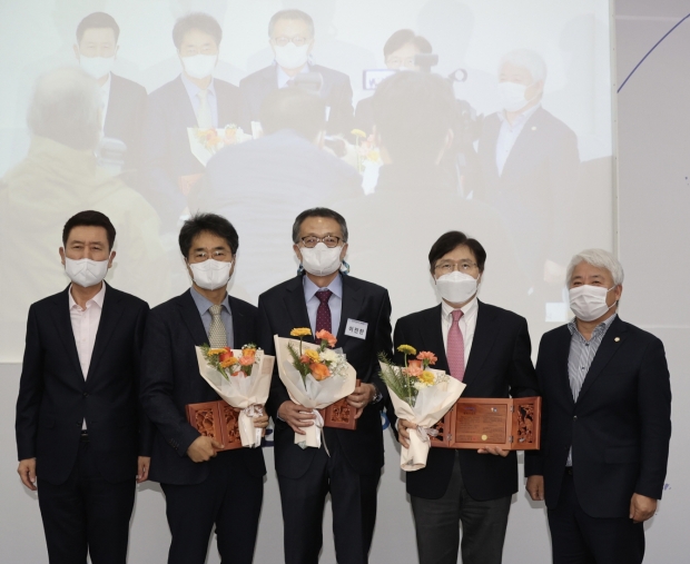 이강덕 포항시장이 김광희 부산대 교수(좌측에서 두 번째), 이진한 고려대 교수(좌측에서 세 번째), 이강근 서울대 교수(좌측에서 네 번째)에 명예시민증을 수여했다