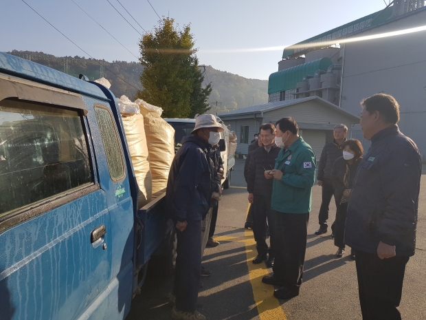 주낙영 시장이 지난 2일 건천읍 신경주 DSC 수매현장을 방문해 농민들을 격려하고 있다.