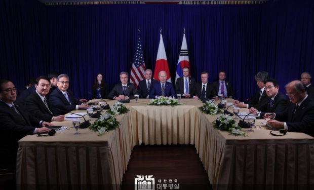 11월 13일 캄보디아 프놈펜에서 가진 한미일 정상회담 / 사진 : 대통령실