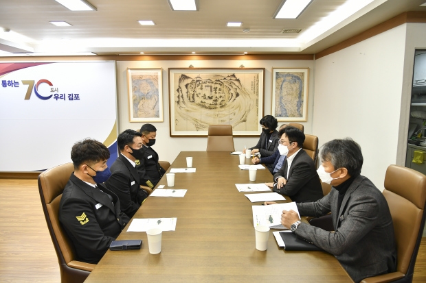 김병수 김포시장과 김병화 해군 김포함장이 15일 김포시청 소회의실에서 만나 자매결연 관련 논의를 진행하는 모습이다.