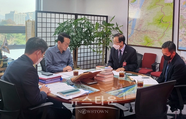 김해시가 지난 11월 15일 국회를 방문해 김도읍 법사위원장을 만나 창원지방법원 김해지원 설치 지원을 건의했다. 김 법사위원장은 “김해시 지방법원 설치의 절실함을 통감하고 적극 협조하겠다”고 화답했다.
