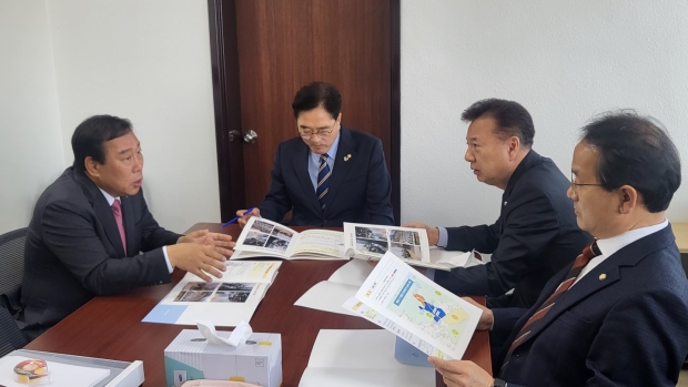사진 왼쪽부터 최민호 시장, 우원식 홍성국 강준현 의원