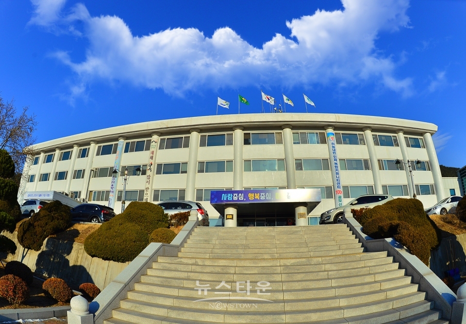 인제군청과 인제읍전경사진