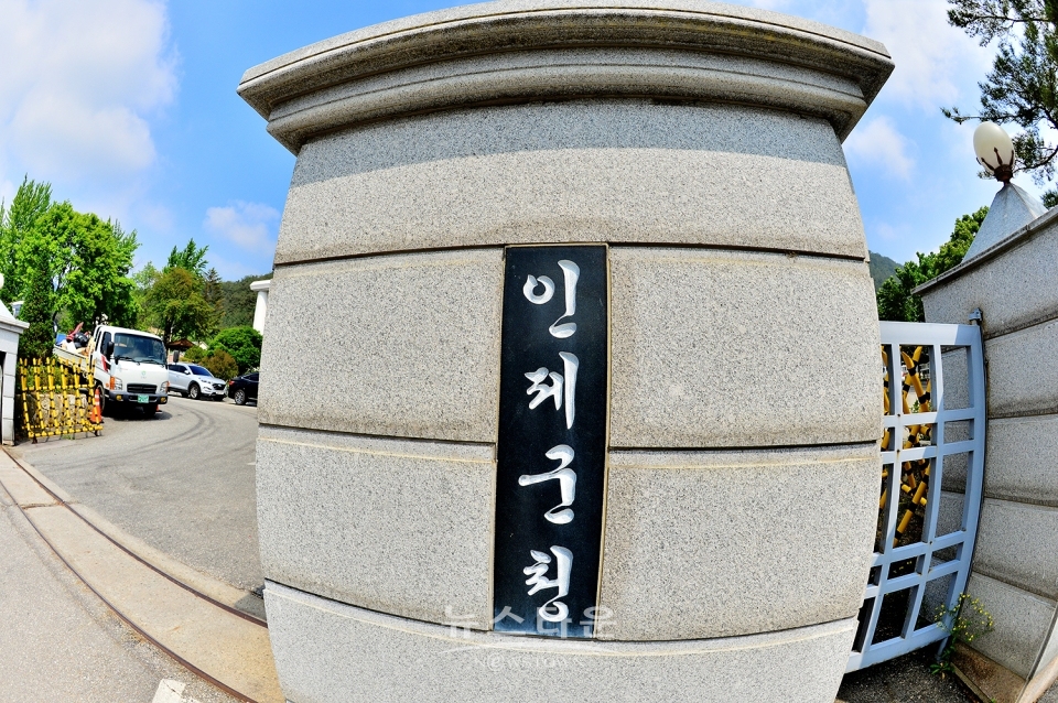인제군청과 인제읍전경사진