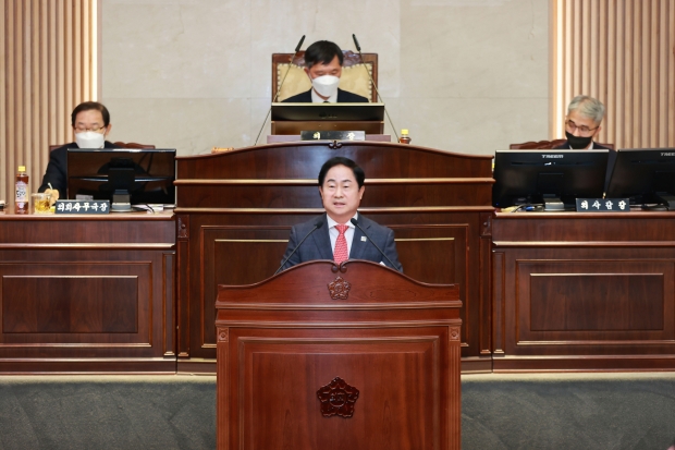 21일 열린 제291회 남양주시의회 제2차 정례회 제1차 본회의에서 2023년도 예산안에 대한 제안 설명을 하고 있는 주광덕 남양주시장(