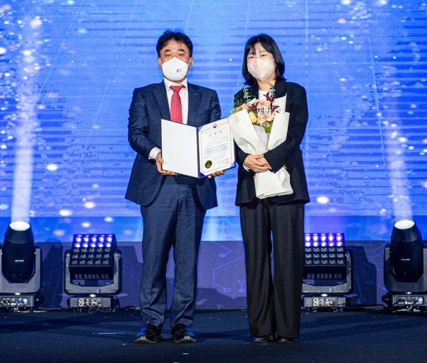 ‘2022 공학교육혁신 유공자 포상’에서 산업통상자원부 장관상을 수상한 김재희 공학교육혁신연구정보센터 연구교수(왼쪽에서 두 번째)가 기념촬영을 하고 있다.